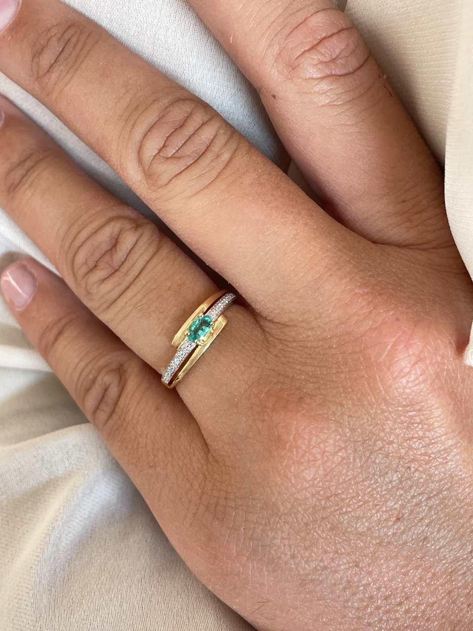 Anillo RASA zafiro, esmeralda o rubi y brillantes en oro de 14 ktes