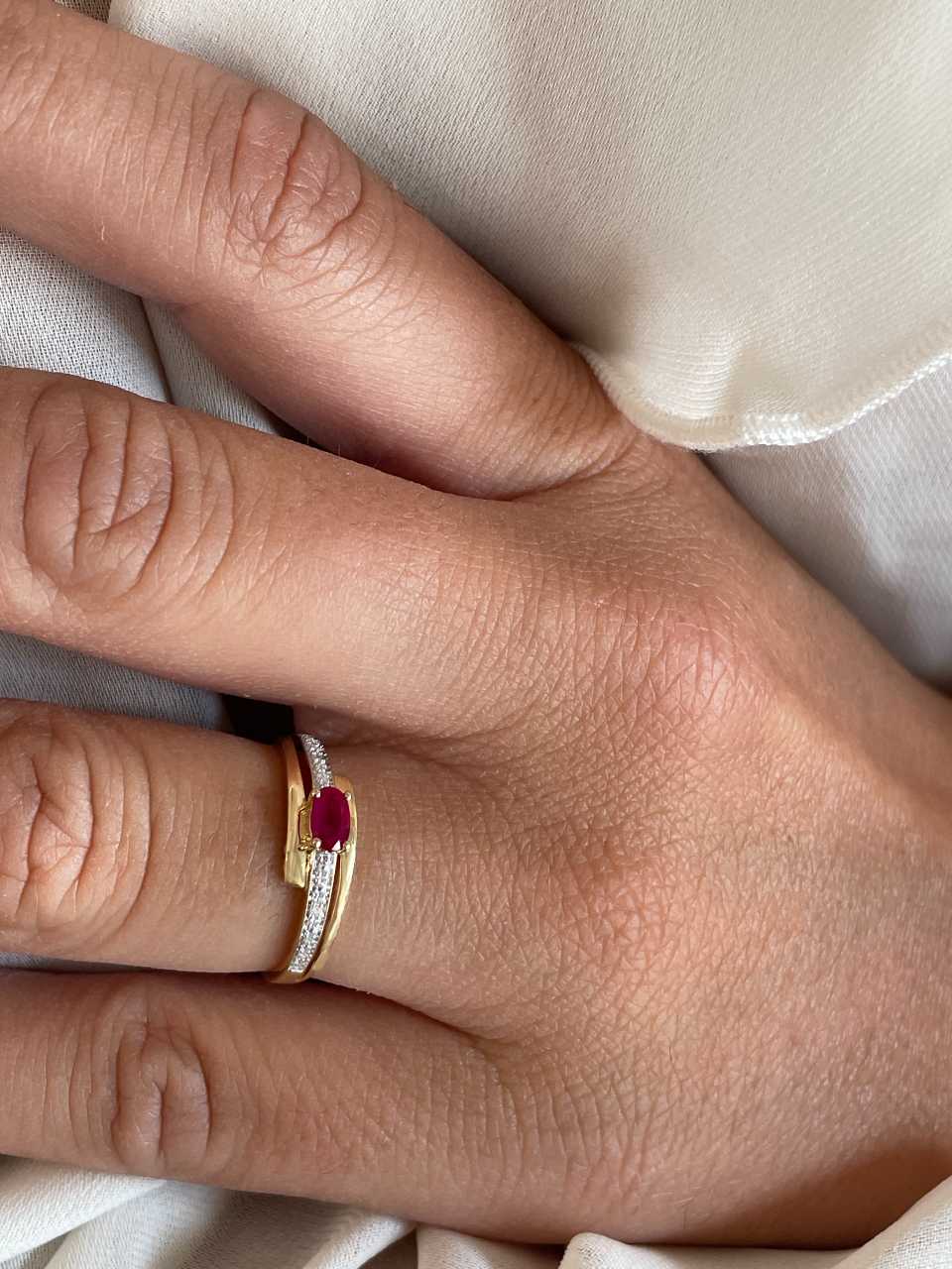 Anillo RASA zafiro, esmeralda o rubi y brillantes en oro de 14 ktes