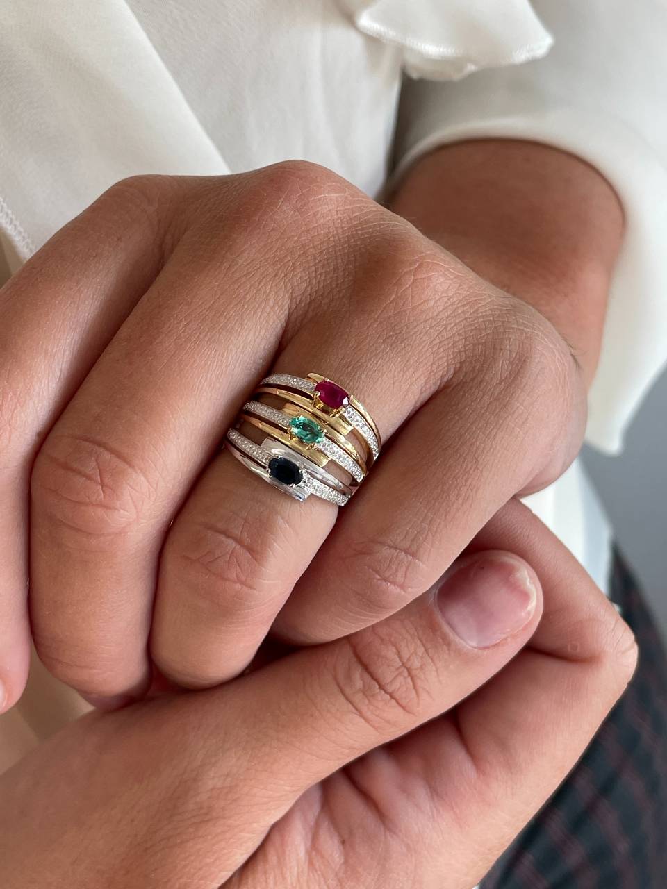 Anillo RASA zafiro, esmeralda o rubi y brillantes en oro de 14 ktes
