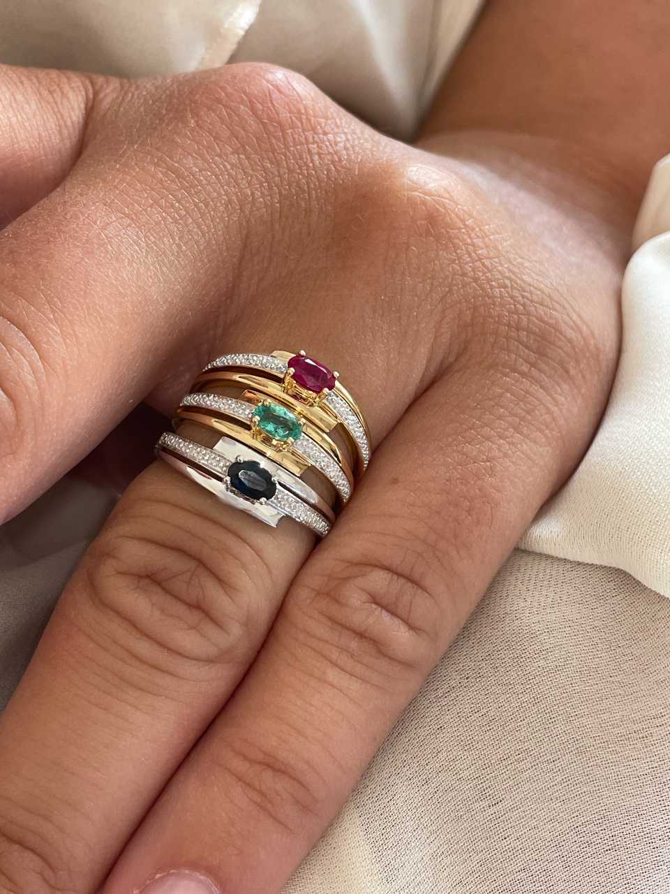 Anillo RASA zafiro, esmeralda o rubi y brillantes en oro de 14 ktes