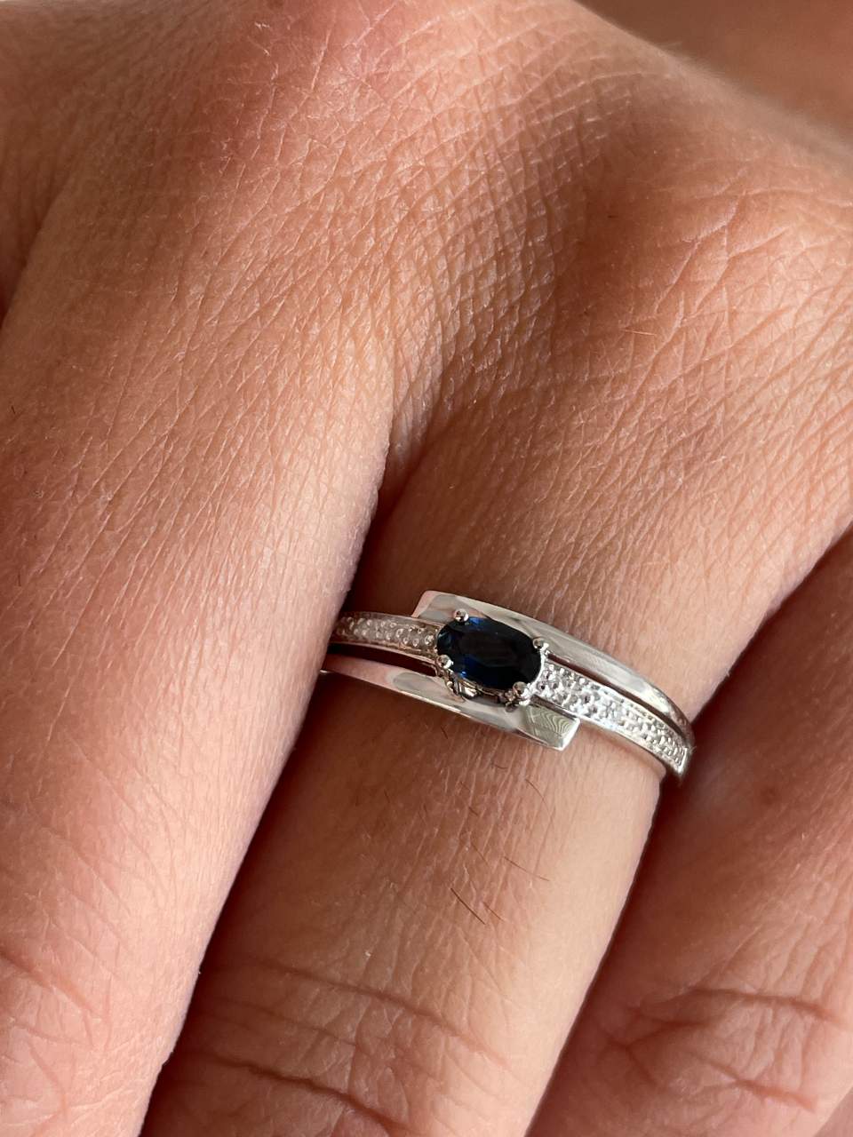 Anillo RASA zafiro, esmeralda o rubi y brillantes en oro de 14 ktes