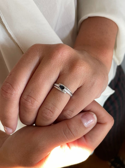 Anillo RASA zafiro, esmeralda o rubi y brillantes en oro de 14 ktes