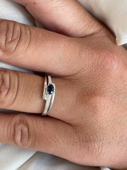 Anillo RASA zafiro, esmeralda o rubi y brillantes en oro de 14 ktes
