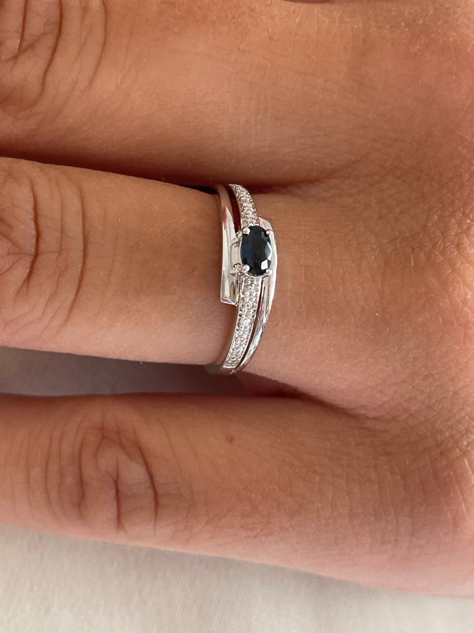 Anillo RASA zafiro, esmeralda o rubi y brillantes en oro de 14 ktes
