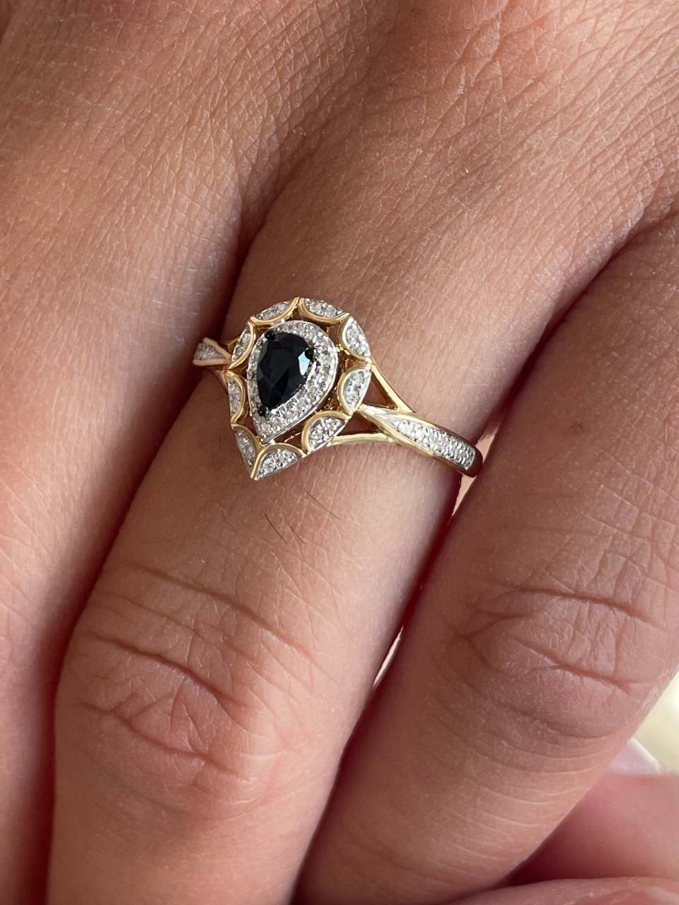 Anillo SAIREN con brillantes en oro amarillo de 14 ktes y esmeraldas