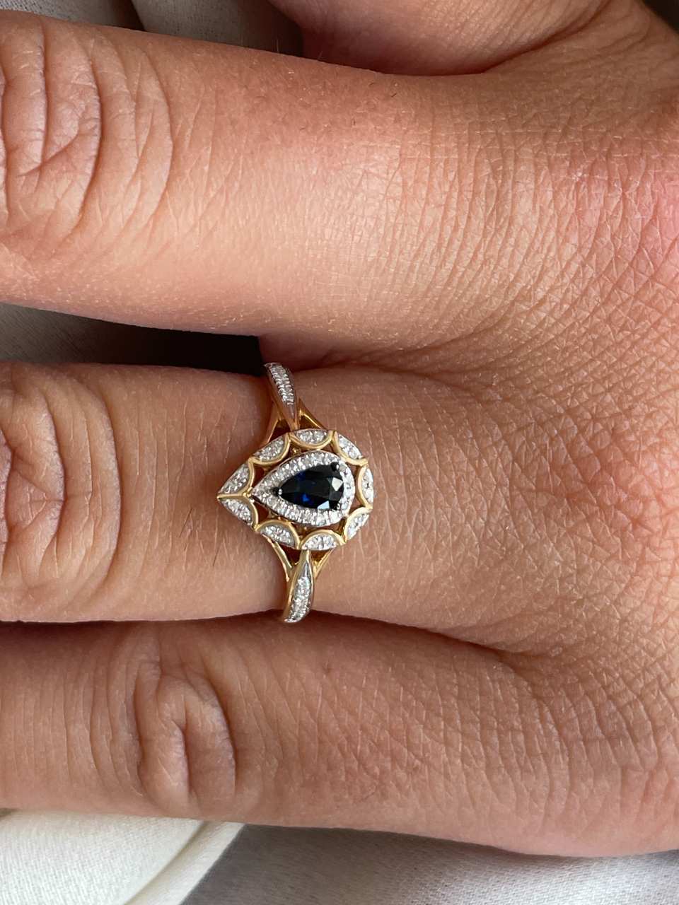 Anillo SAIREN con brillantes en oro amarillo de 14 ktes y esmeraldas