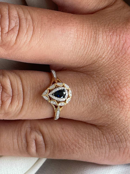 Anillo SAIREN con brillantes en oro amarillo de 14 ktes y esmeraldas