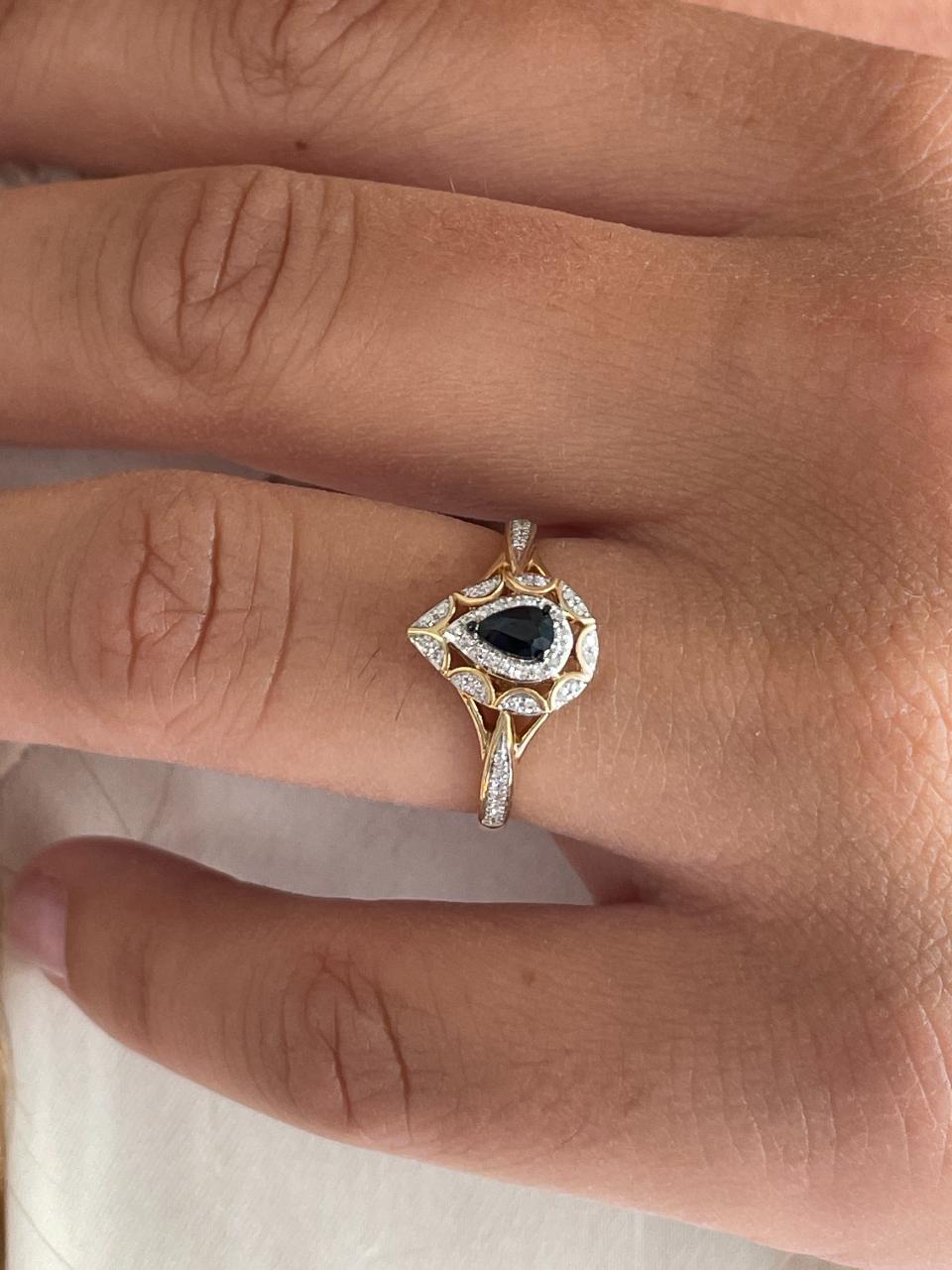 Anillo SAIREN con brillantes en oro amarillo de 14 ktes y esmeraldas