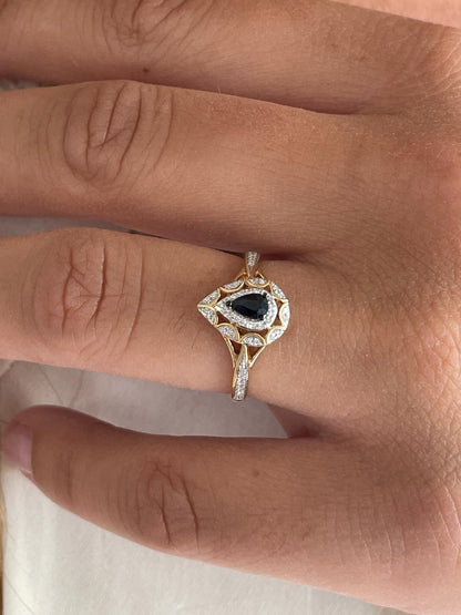 Anillo SAIREN con brillantes en oro amarillo de 14 ktes y esmeraldas