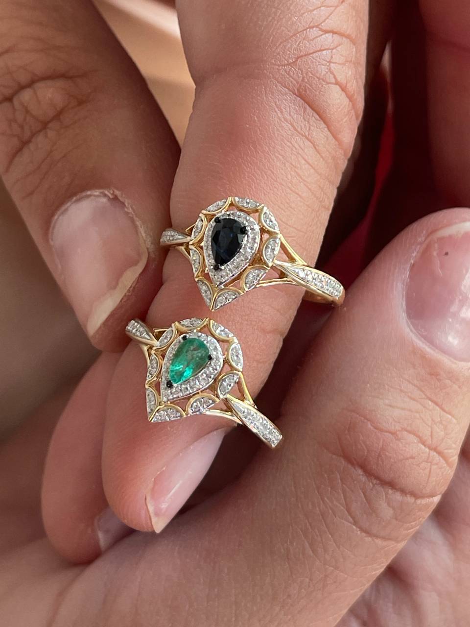 Anillo SAIREN con brillantes en oro amarillo de 14 ktes y esmeraldas