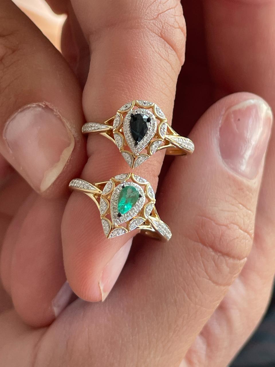 Anillo SAIREN con brillantes en oro amarillo de 14 ktes y esmeraldas