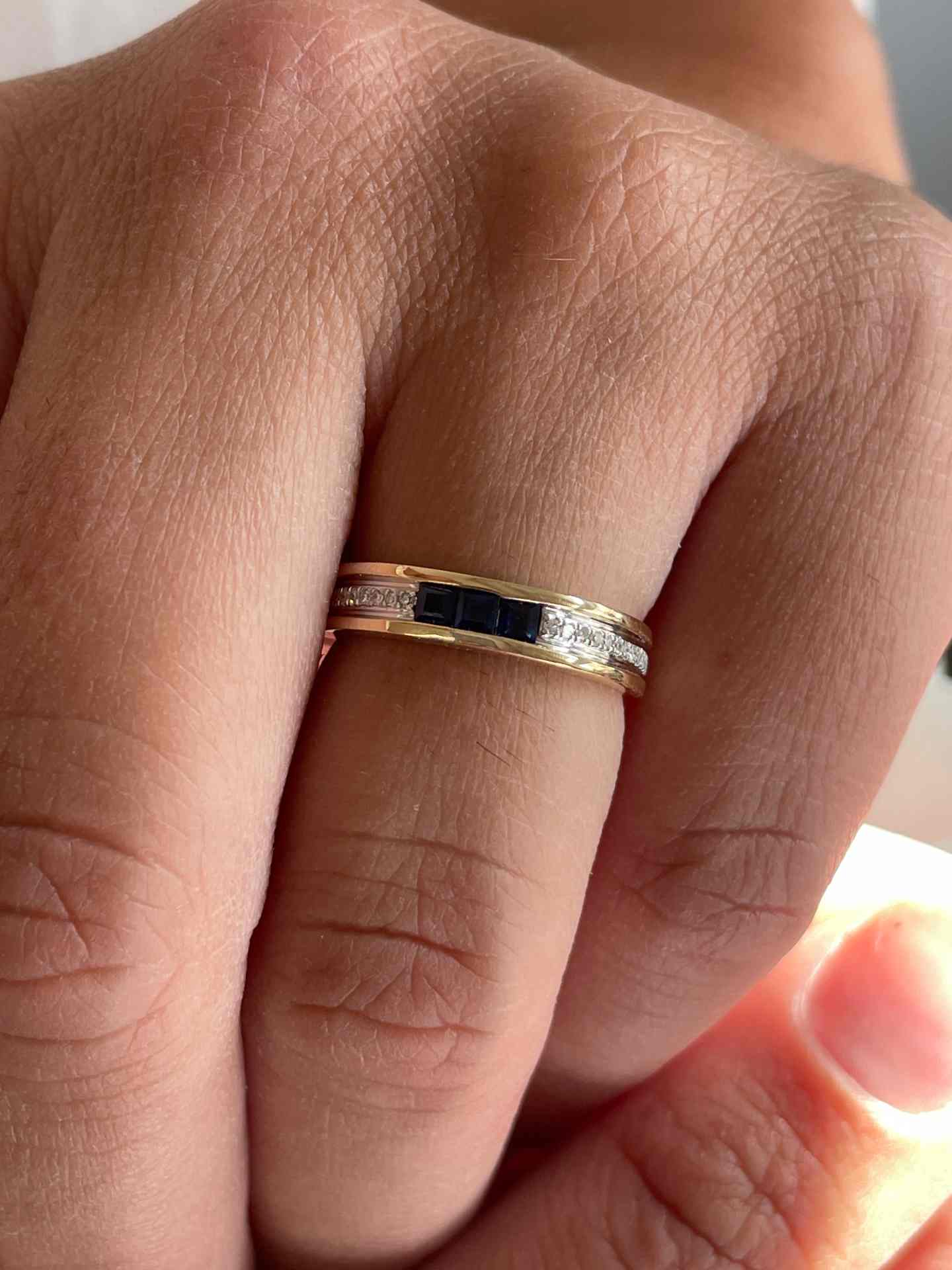 Anillo TISARA alianza con brillantes en oro amarillo de 14 ktes y rubies/esmeraldas