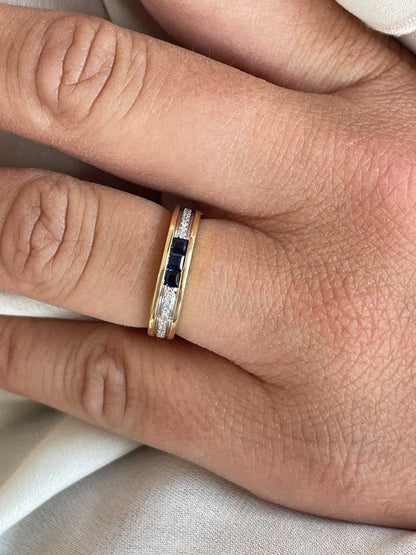 Anillo TISARA alianza con brillantes en oro amarillo de 14 ktes y rubies/esmeraldas