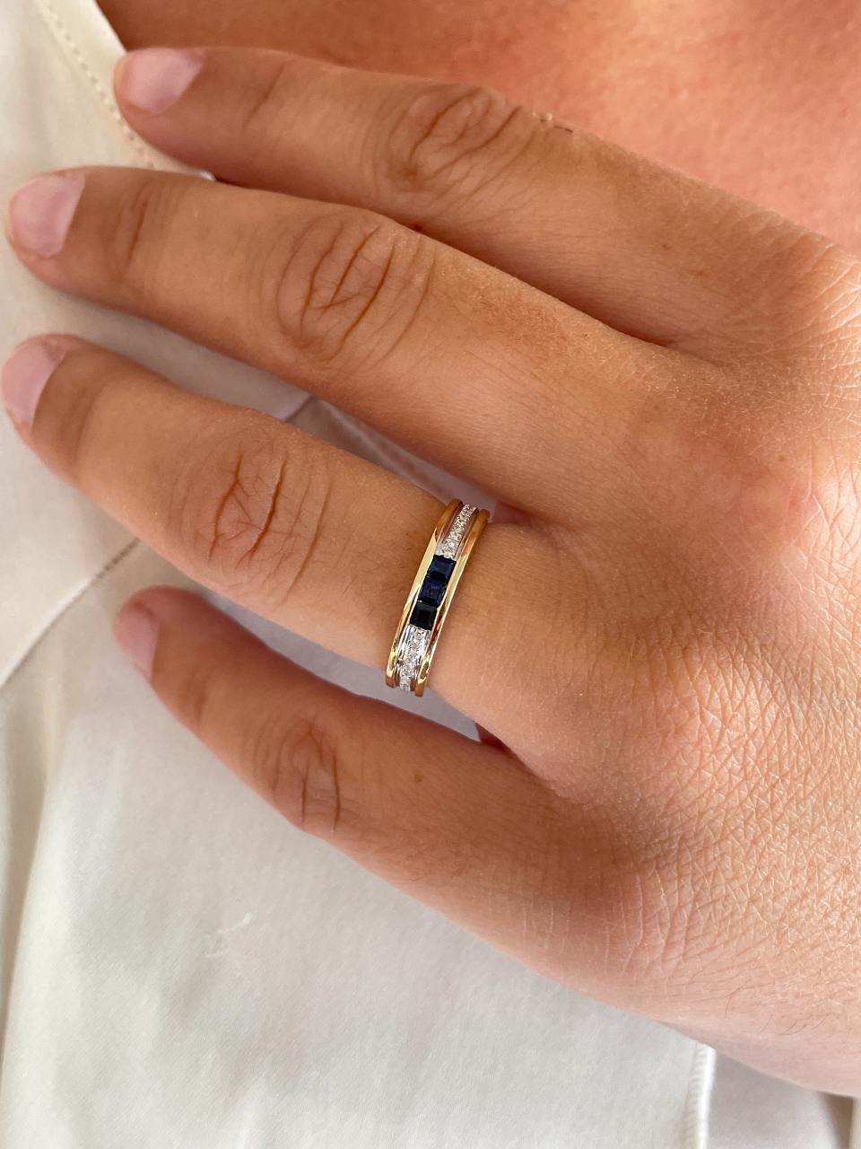 Anillo TISARA alianza con brillantes en oro amarillo de 14 ktes y rubies/esmeraldas