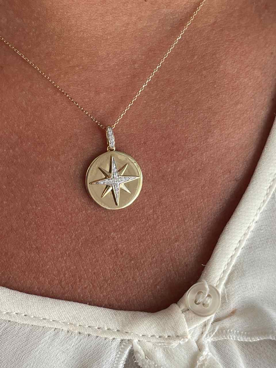 Colgante NESLIHAN estrella en oro amarillo y blanco de 14 ktes con brillantes