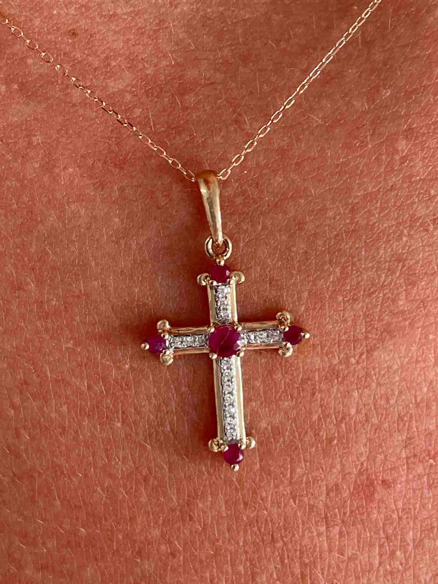 CLARIVA cross in 14k gold with diamonds and sapphire/emerald