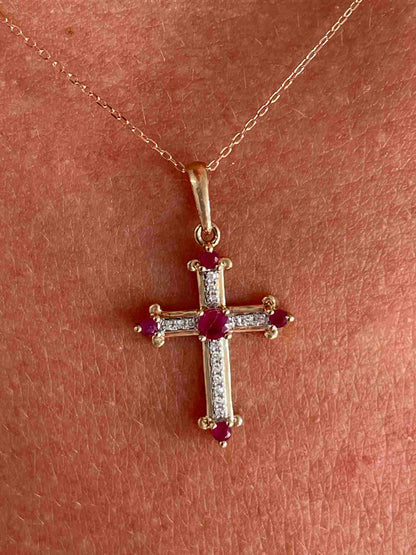 CLARIVA cross in 14k gold with diamonds and sapphire/emerald