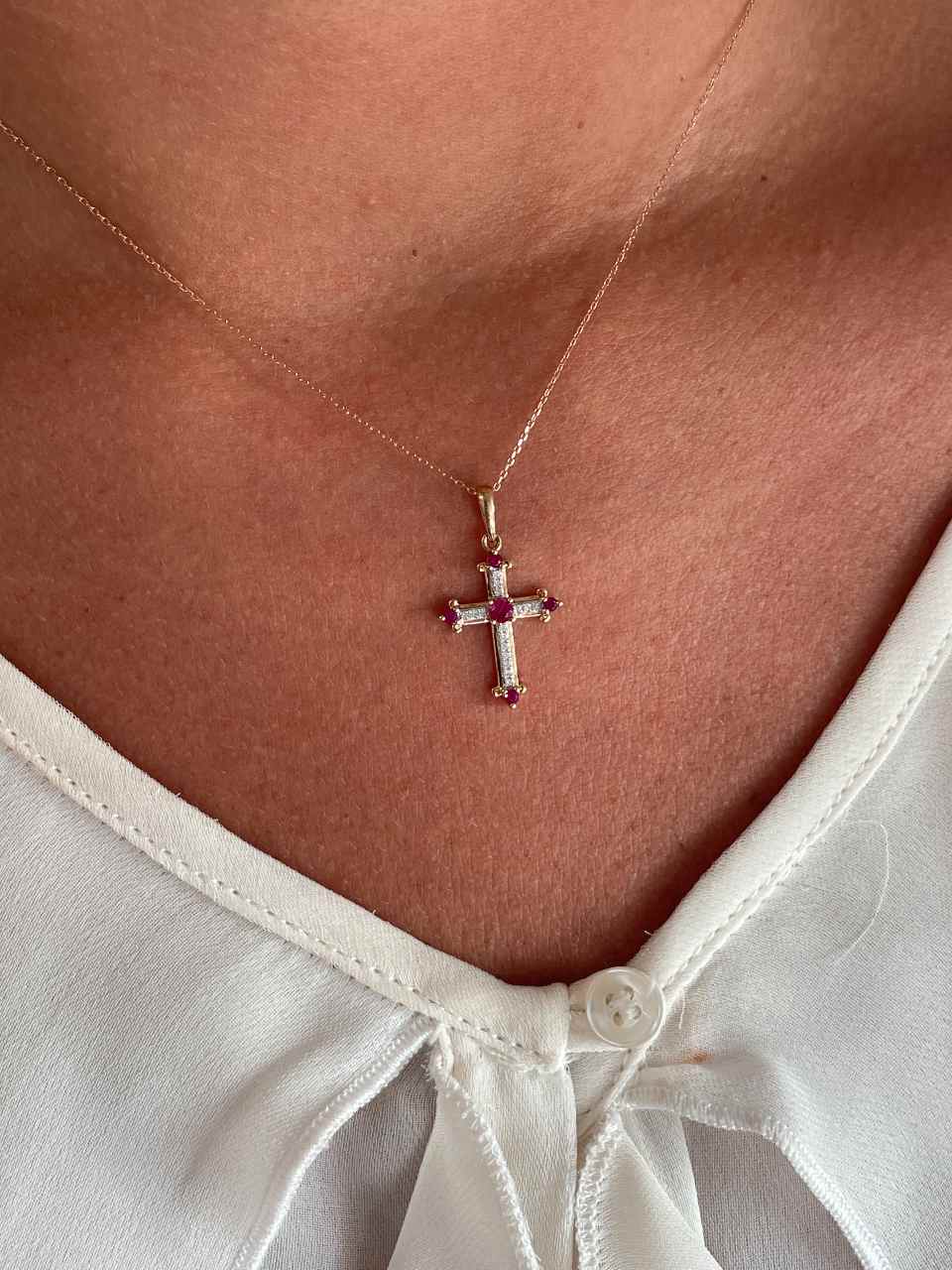 CLARIVA cross in 14k gold with diamonds and sapphire/emerald