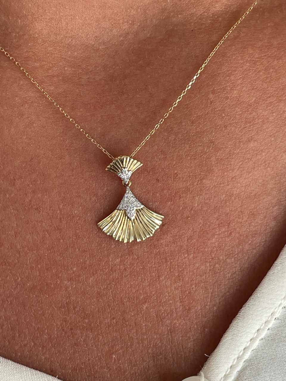 Colgante SEREN con gallones en oro amarillo 14 ktes con brillantes.