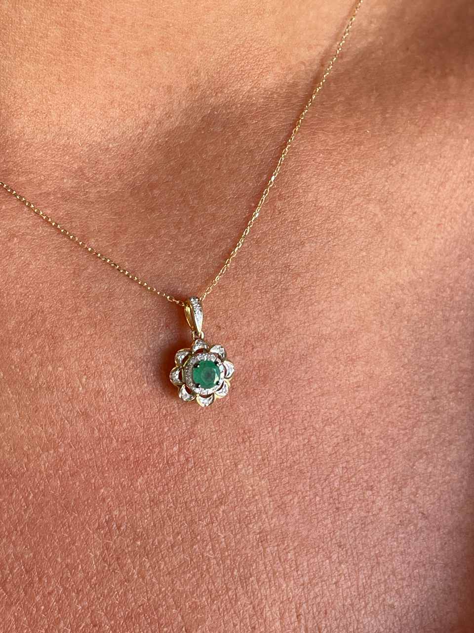 Colgante NAVIRA en oro rosa 14 ktes con brillantes y rubí