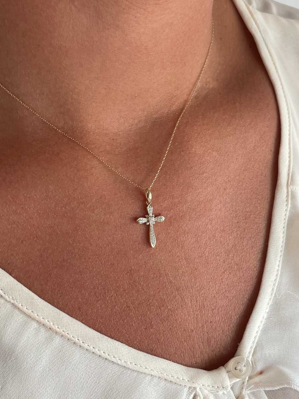 Cruz MECINAS en oro amarillo y blanco de 14 ktes con brillantes.