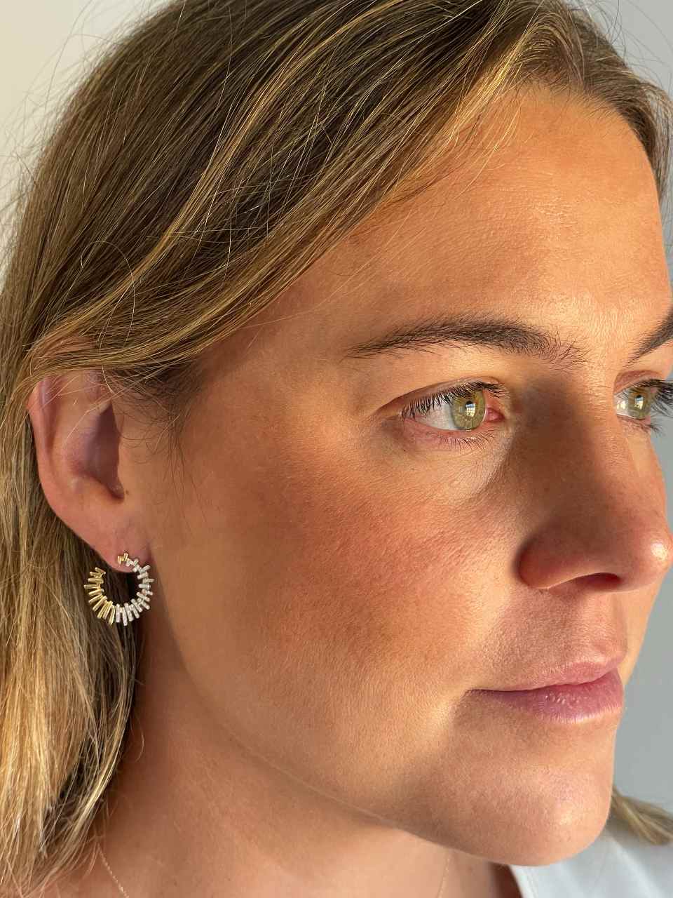 Pendientes PERGAMO circulo con brillantes en oro amarillo y blanco en 14 ktes