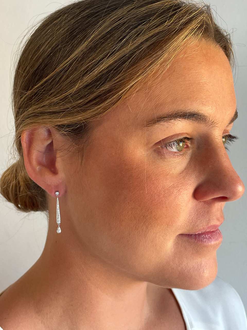 Pendientes NADIR largos en oro blanco con brillantes en 14 ktes