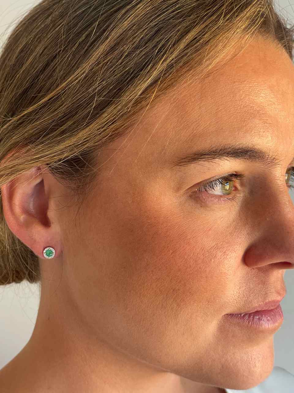 Pendientes KIGALI en esmeralda y brillantes en oro amarillo de 14 ktes