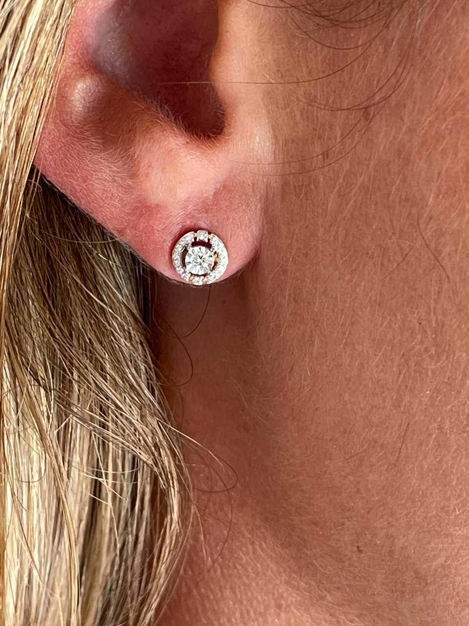 Pendientes DESTALLOS solitario con brillantes en oro amarillo y blanco en 14 ktes