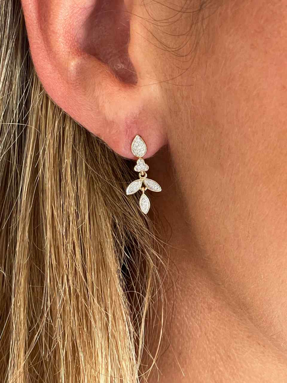 Pendientes BAKU hojas con brillantes en oro amarillo y blanco en 14 ktes.