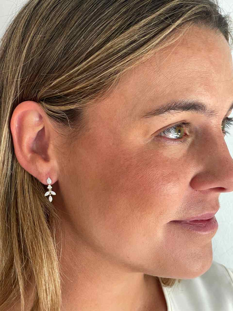 Pendientes BAKU hojas con brillantes en oro amarillo y blanco en 14 ktes.