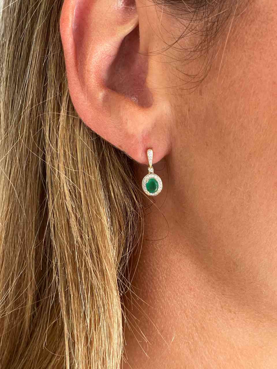 Pendientes BATUMI en esmeralda y brillantes en oro amarillo de 14 ktes