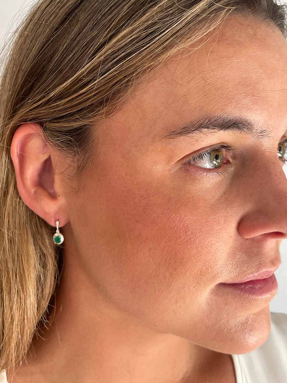 Pendientes BATUMI en esmeralda y brillantes en oro amarillo de 14 ktes