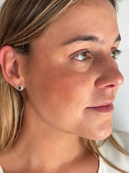 Pendientes AMARA en esmeralda y brillantes en oro amarillo de 14 ktes