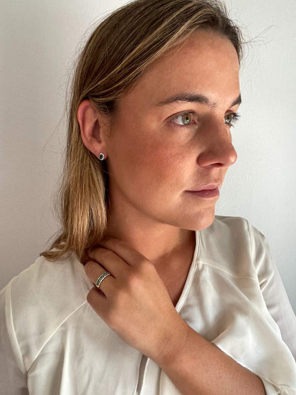 Pendientes AMARA en esmeralda y brillantes en oro amarillo de 14 ktes