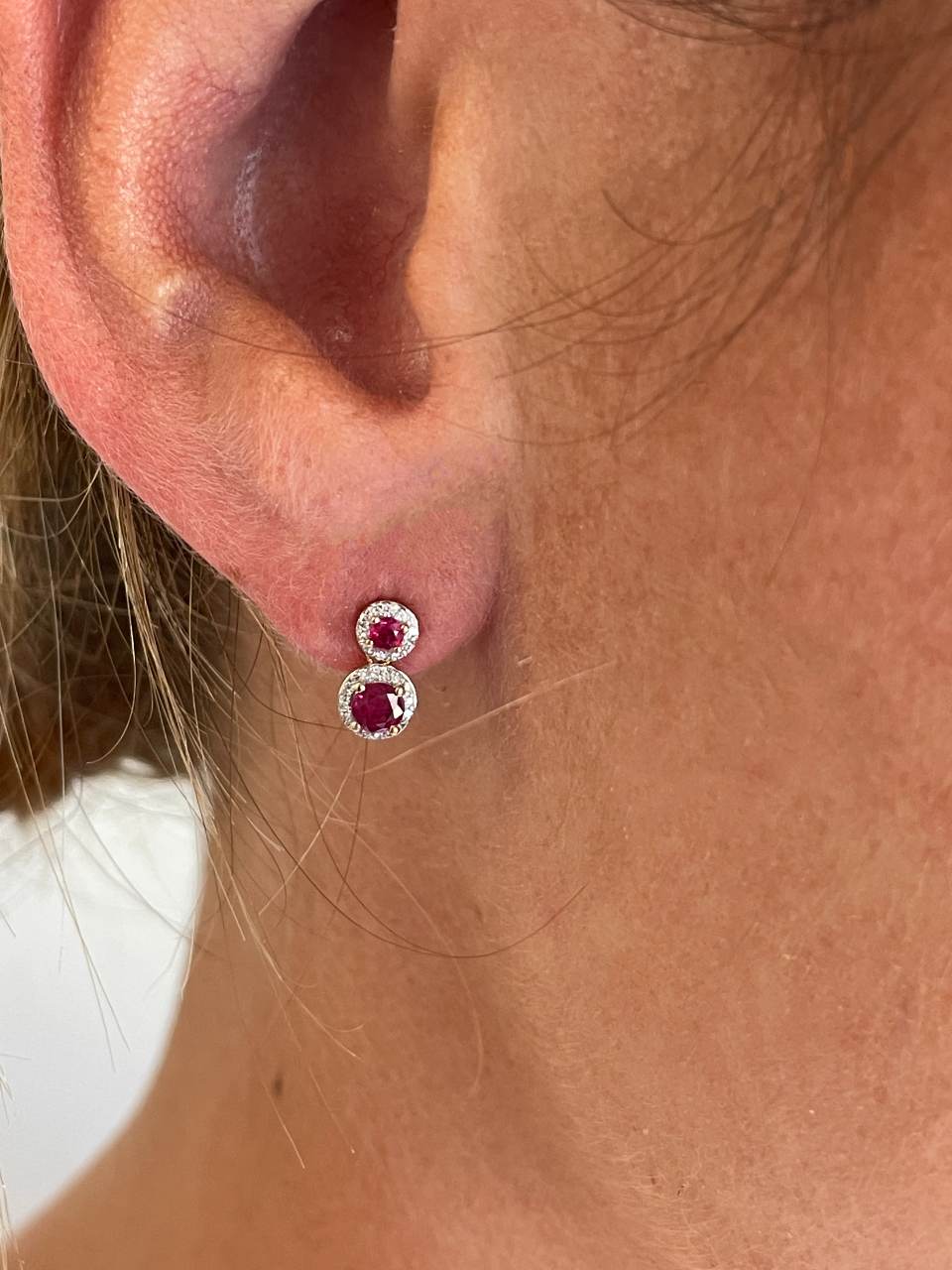 Pendientes SORA en rubies con brillantes en oro rosa y blanco de 14 ktes