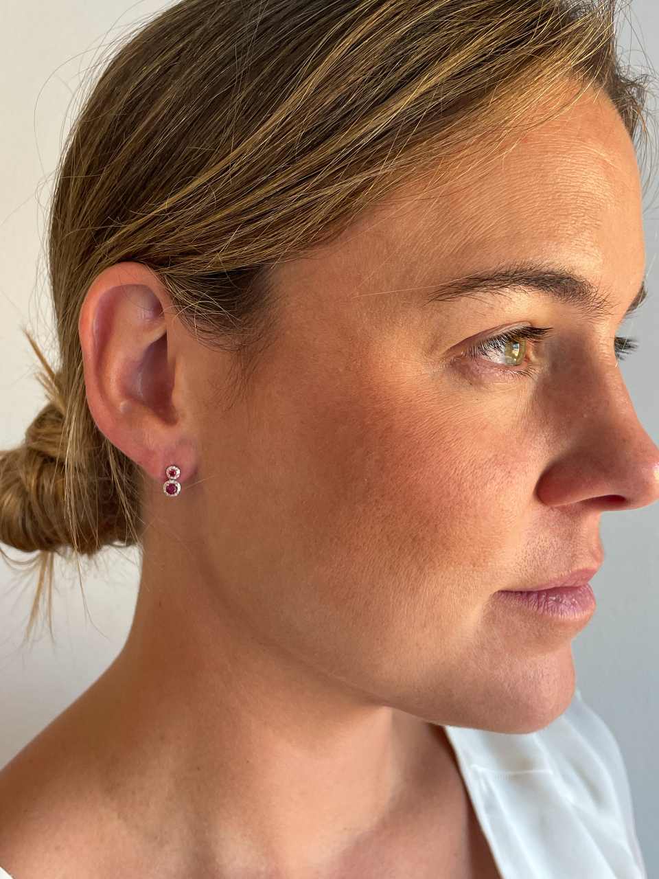 Pendientes SORA en rubies con brillantes en oro rosa y blanco de 14 ktes