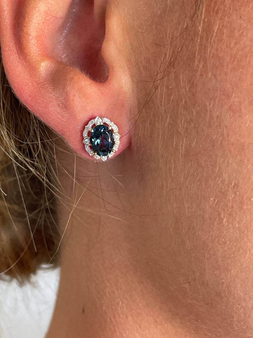 Pendientes ANKARA en oro blanco de 14 kilates con brillantes y topacio azul