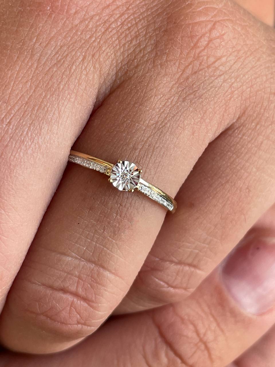 Anillo FURSA en oro amarillo y blanco de 9 ktes con brillantes