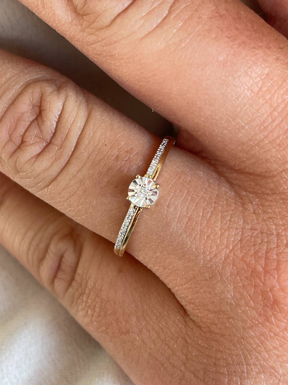 Anillo FURSA en oro amarillo y blanco de 9 ktes con brillantes