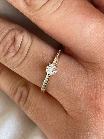 Anillo FURSA en oro amarillo y blanco de 9 ktes con brillantes