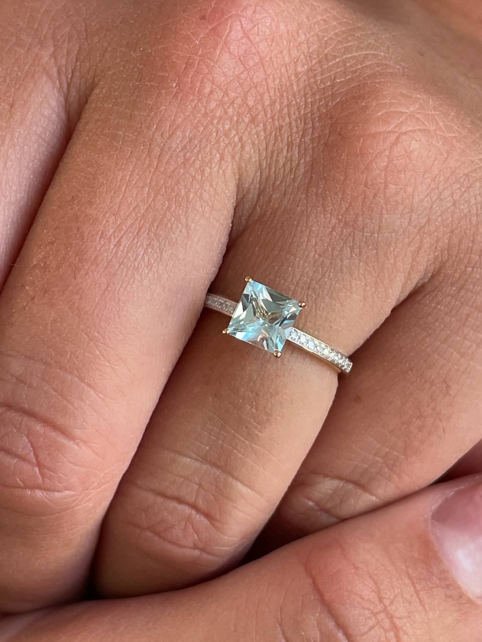 Anillo EDIRNE topacio aguamarina en oro amarillo y blanco de 9 ktes con brillantes.