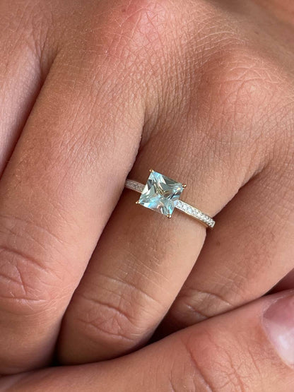 Anillo EDIRNE topacio aguamarina en oro amarillo y blanco de 9 ktes con brillantes.