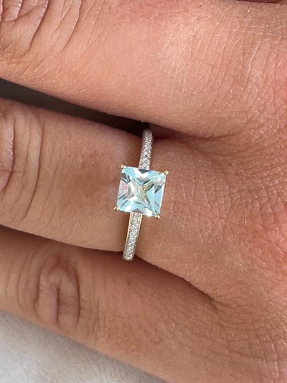 Anillo EDIRNE topacio aguamarina en oro amarillo y blanco de 9 ktes con brillantes.