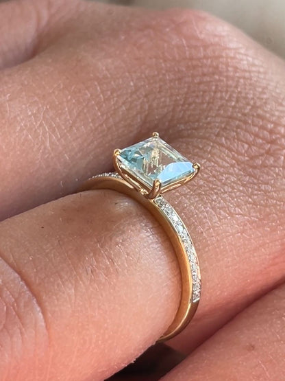 Anillo EDIRNE topacio aguamarina en oro amarillo y blanco de 9 ktes con brillantes.