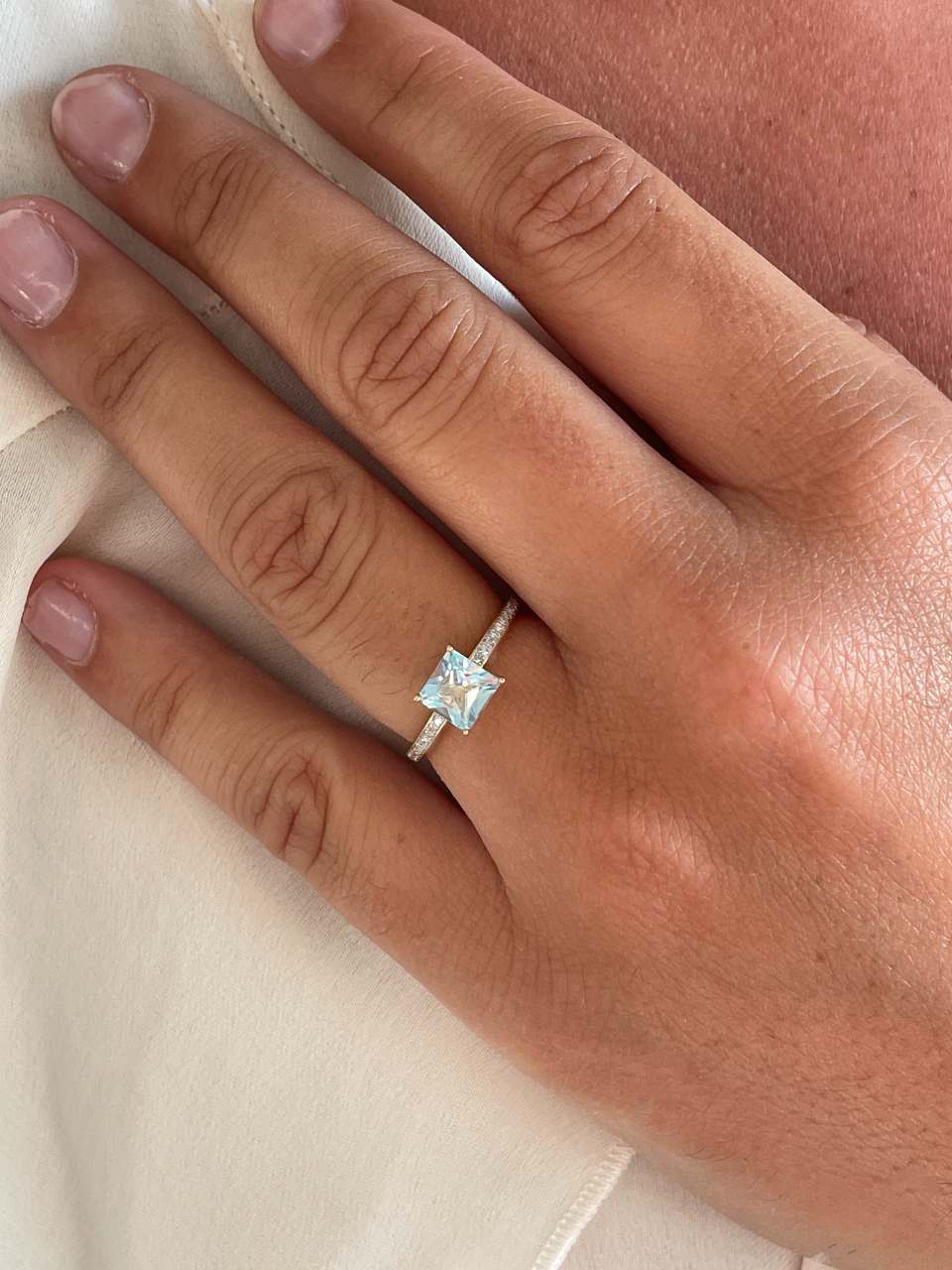 Anillo EDIRNE topacio aguamarina en oro amarillo y blanco de 9 ktes con brillantes.