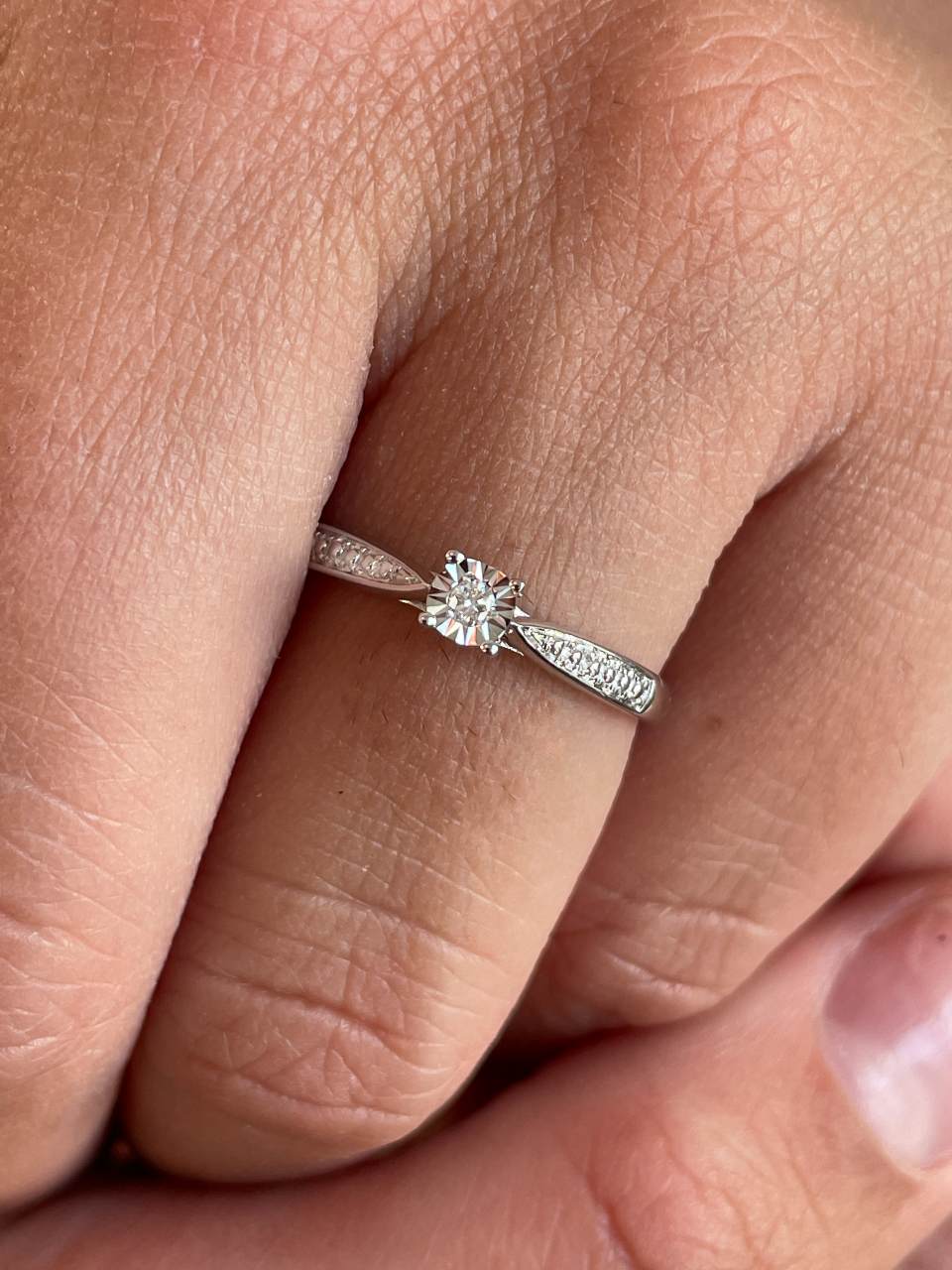Anillo DAKAR en oro blanco de 9 ktes con brillantes.