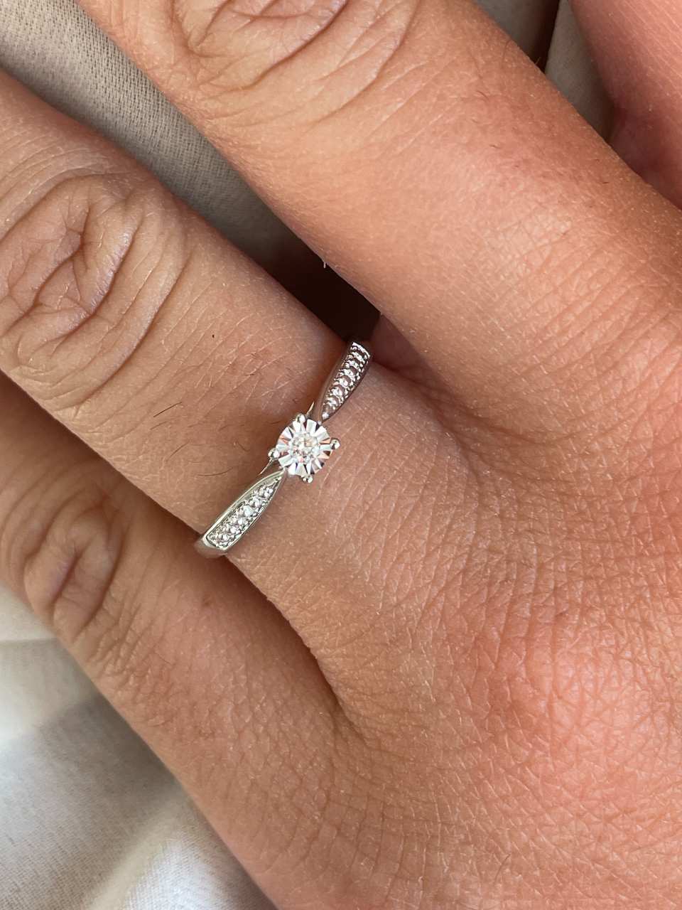 Anillo DAKAR en oro blanco de 9 ktes con brillantes.