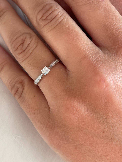 Anillo DAKAR en oro blanco de 9 ktes con brillantes.