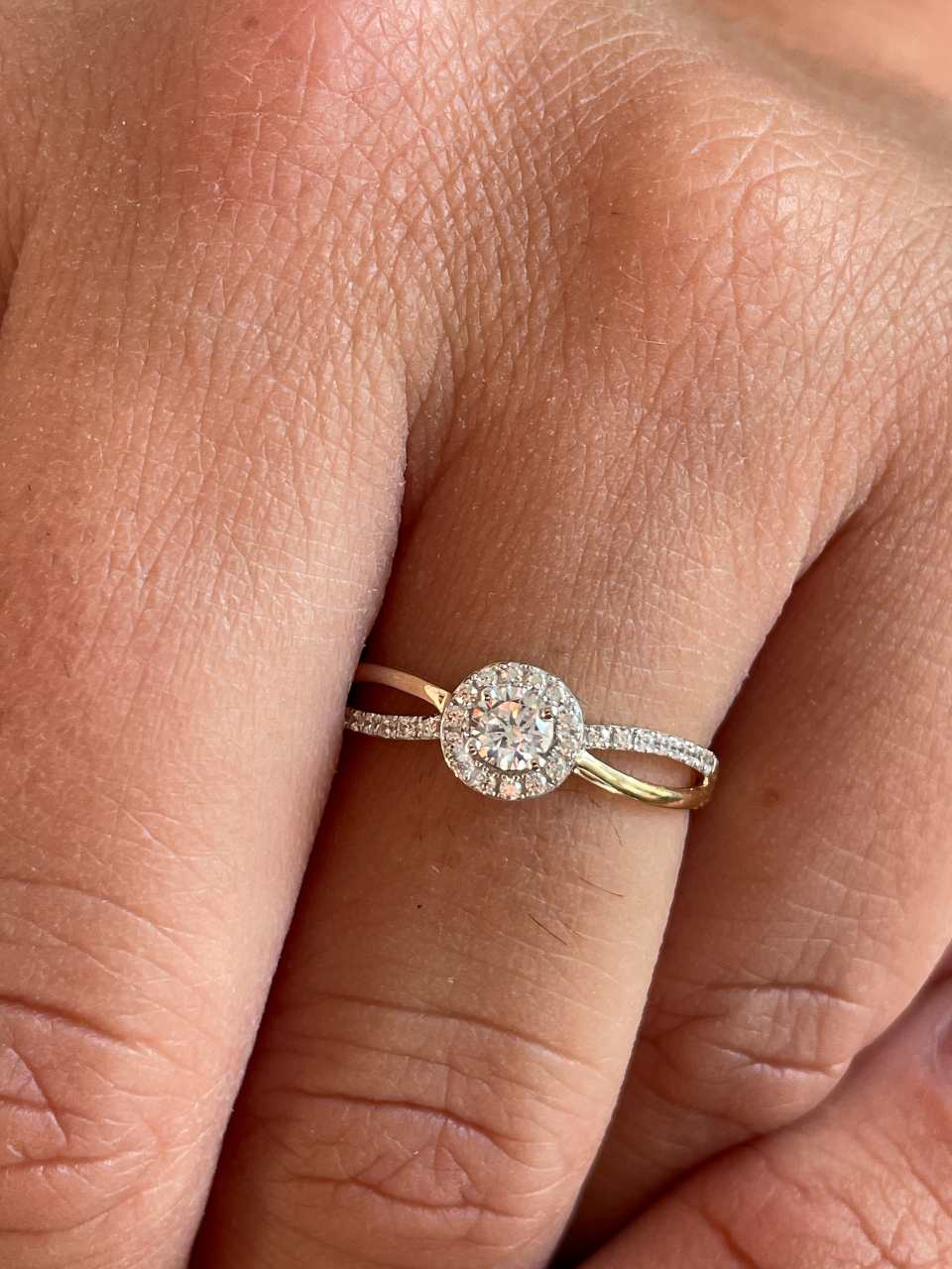 Anillo KUGALIN en oro amarillo y blanco de 9 ktes con circonitas
